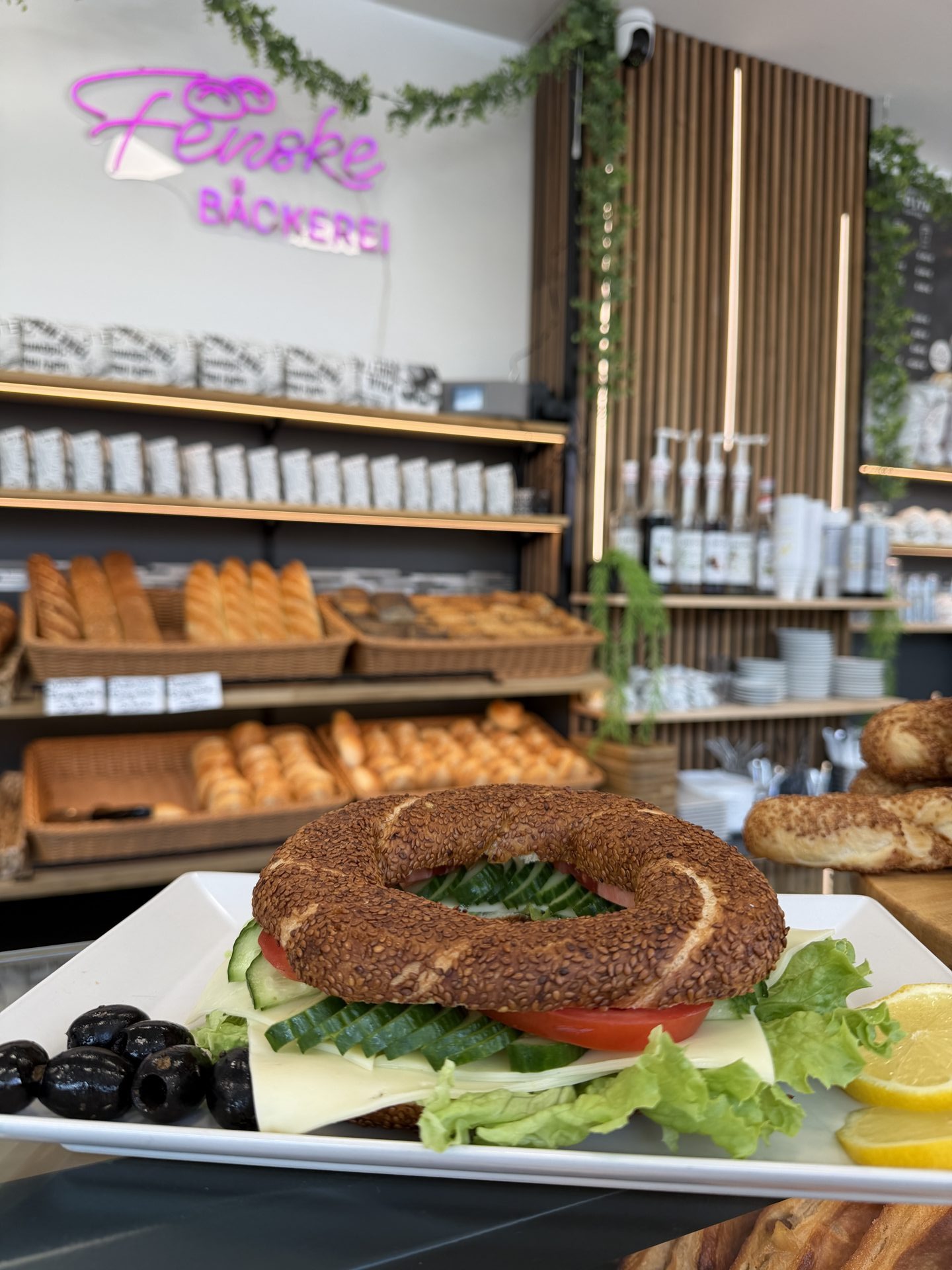 Belegtes Simit mit Käse, Tomate, Gurke und Salat