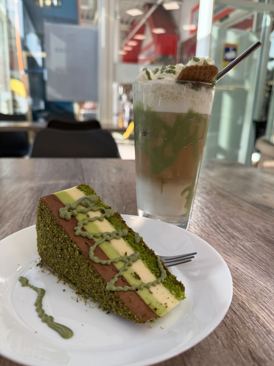 Pistazienkuchen mit Latte-Kreation