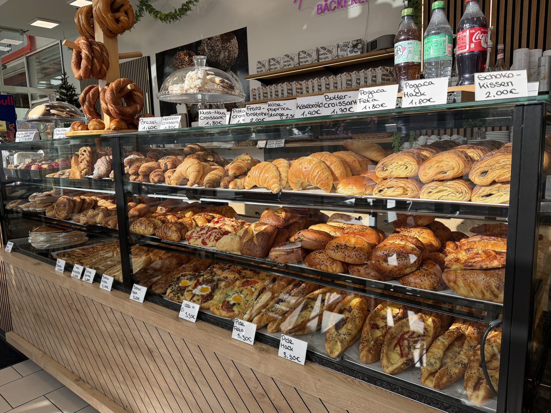 Vitrine mit frischen Backwaren in der Fenske Bäckerei Hannover