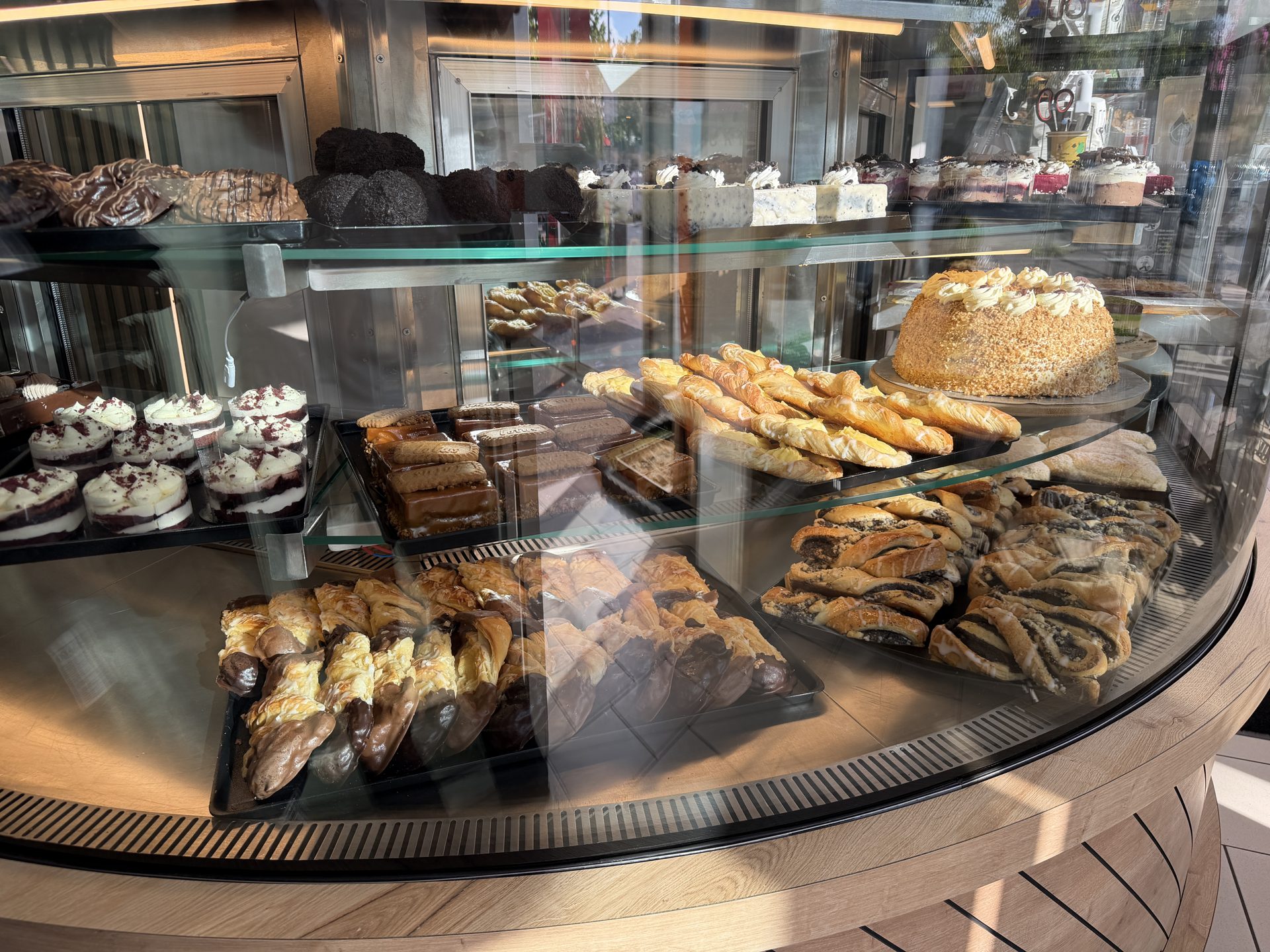 Kuchen und Torten in der Vitrine der Fenske Bäckerei