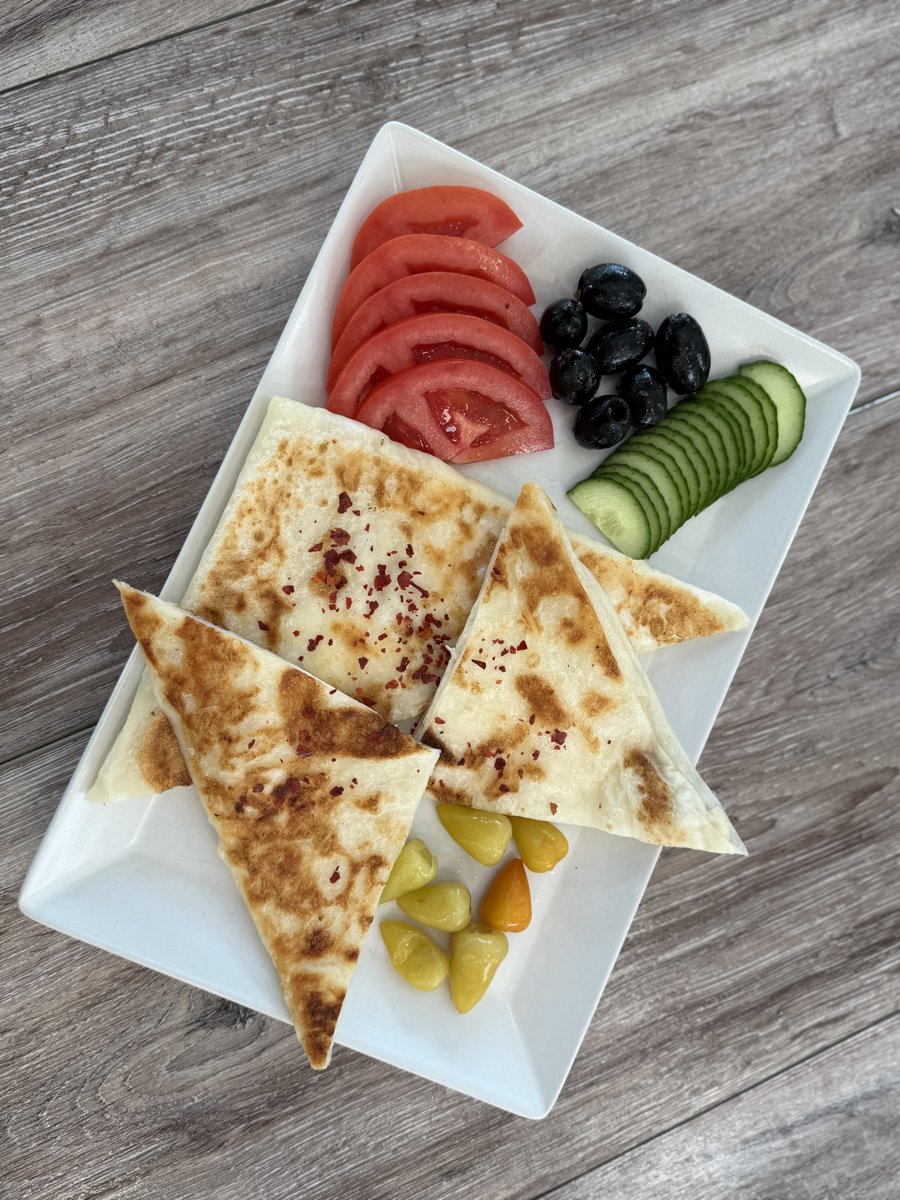 Börek-Teller mit Salat, Tomate und Oliven bei Fenske